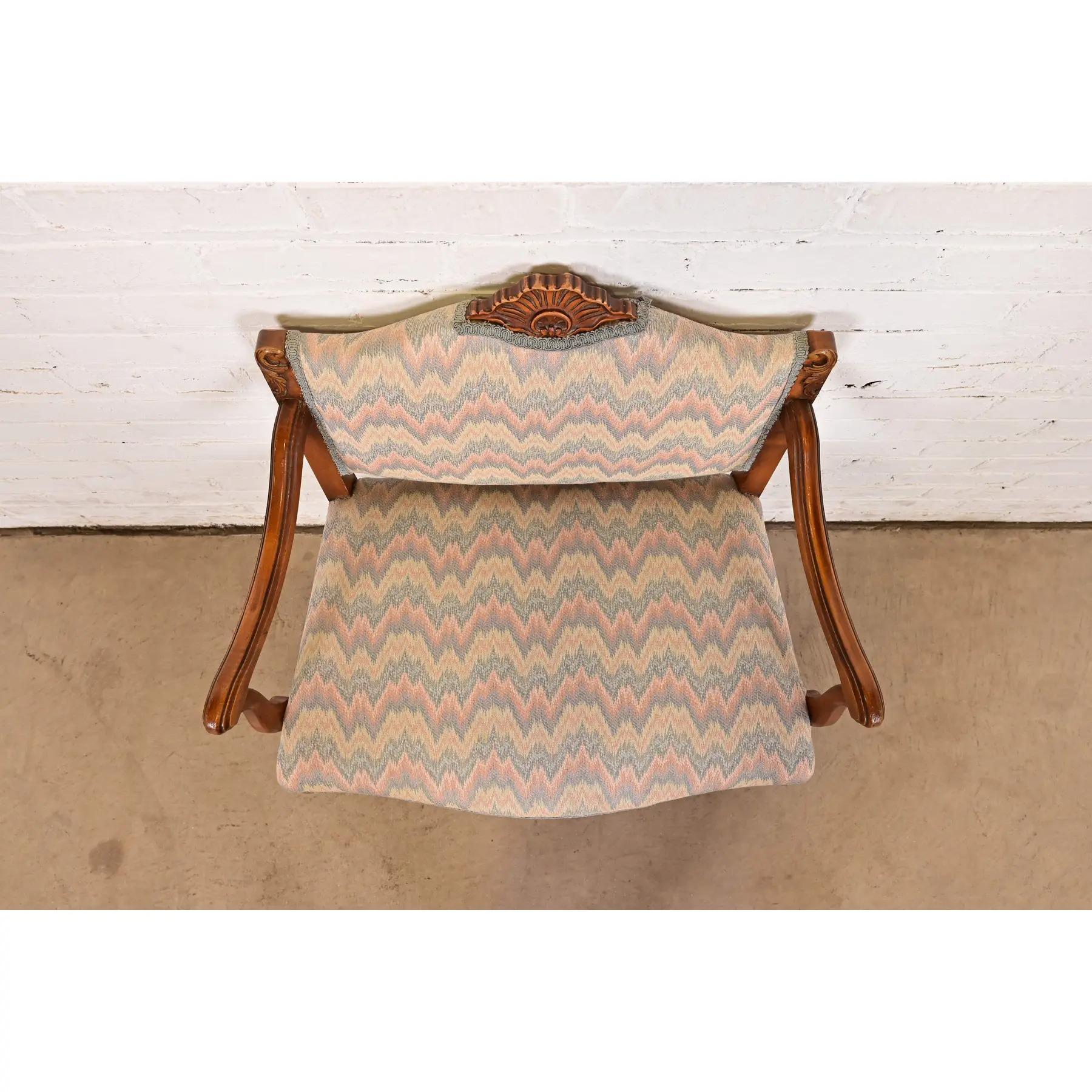 Inizio XX secolo Sedia da toilette in legno d'acacia intagliato Luigi XV di Romweber, CIRCA 1920 in vendita