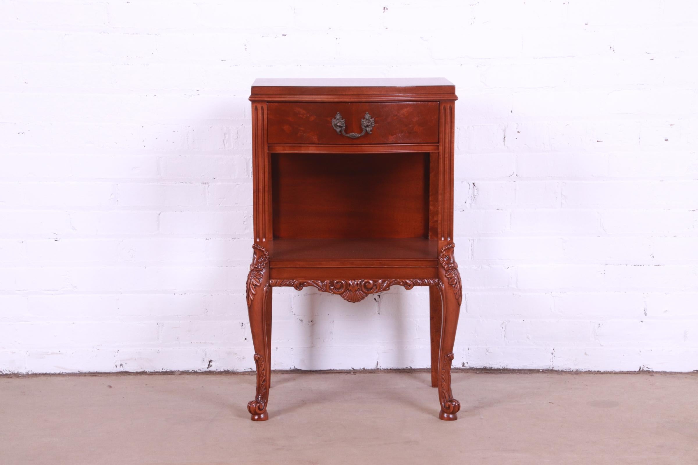 A gorgeous French Provincial Louis XV style nightstand or side table

By Romweber

USA, Circa 1920s

Carved mahogany, with original brass hardware.

Measures: 18.5