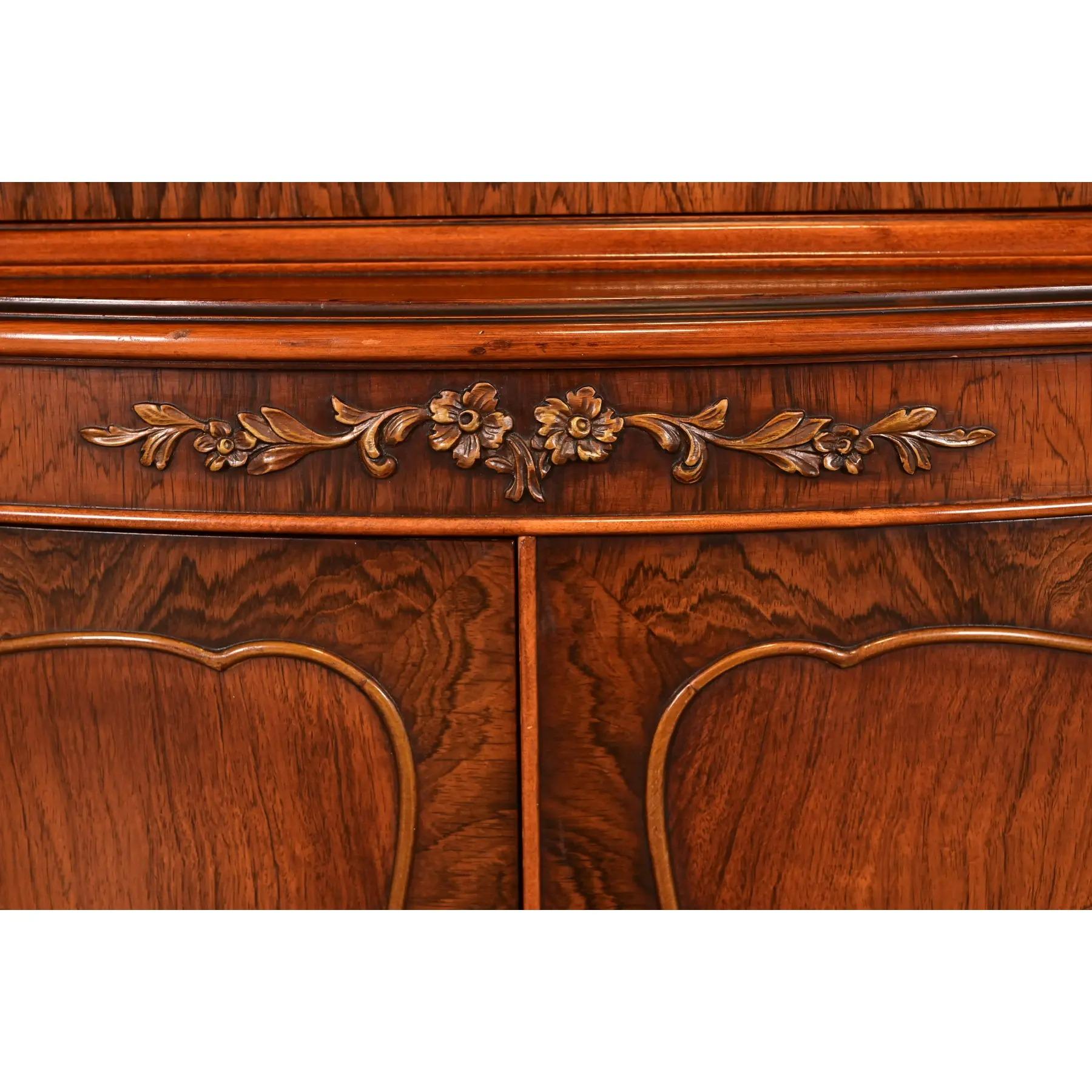 Romweber Französisch Provincial Louis XV geschnitzt Palisander Breakfront Bücherschrank Kabinett im Angebot 4