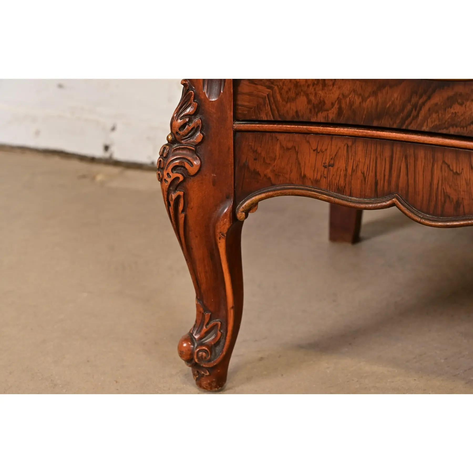 Romweber Französisch Provincial Louis XV geschnitzt Palisander Breakfront Bücherschrank Kabinett im Angebot 7