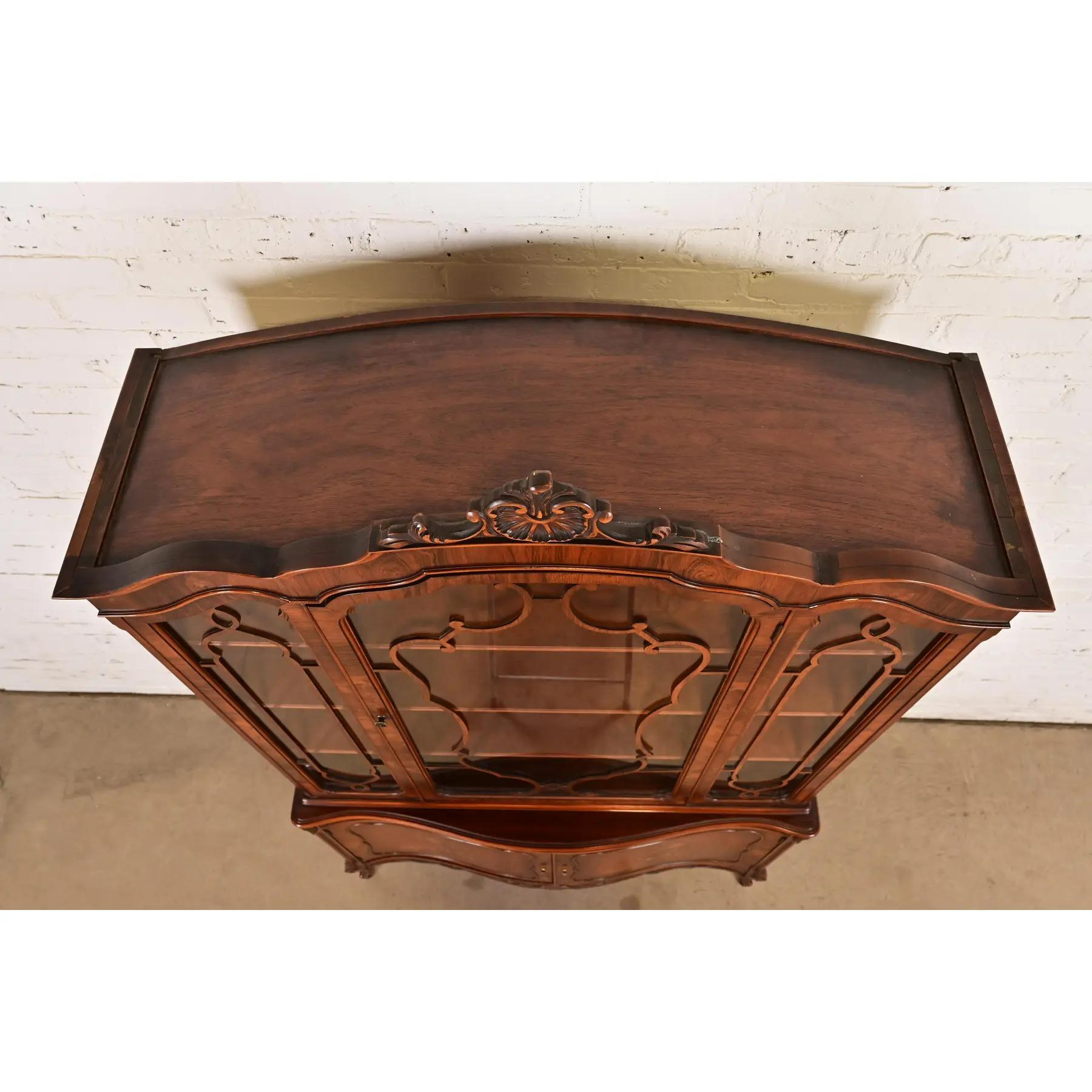 Romweber Französisch Provincial Louis XV geschnitzt Palisander Breakfront Bücherschrank Kabinett im Angebot 8