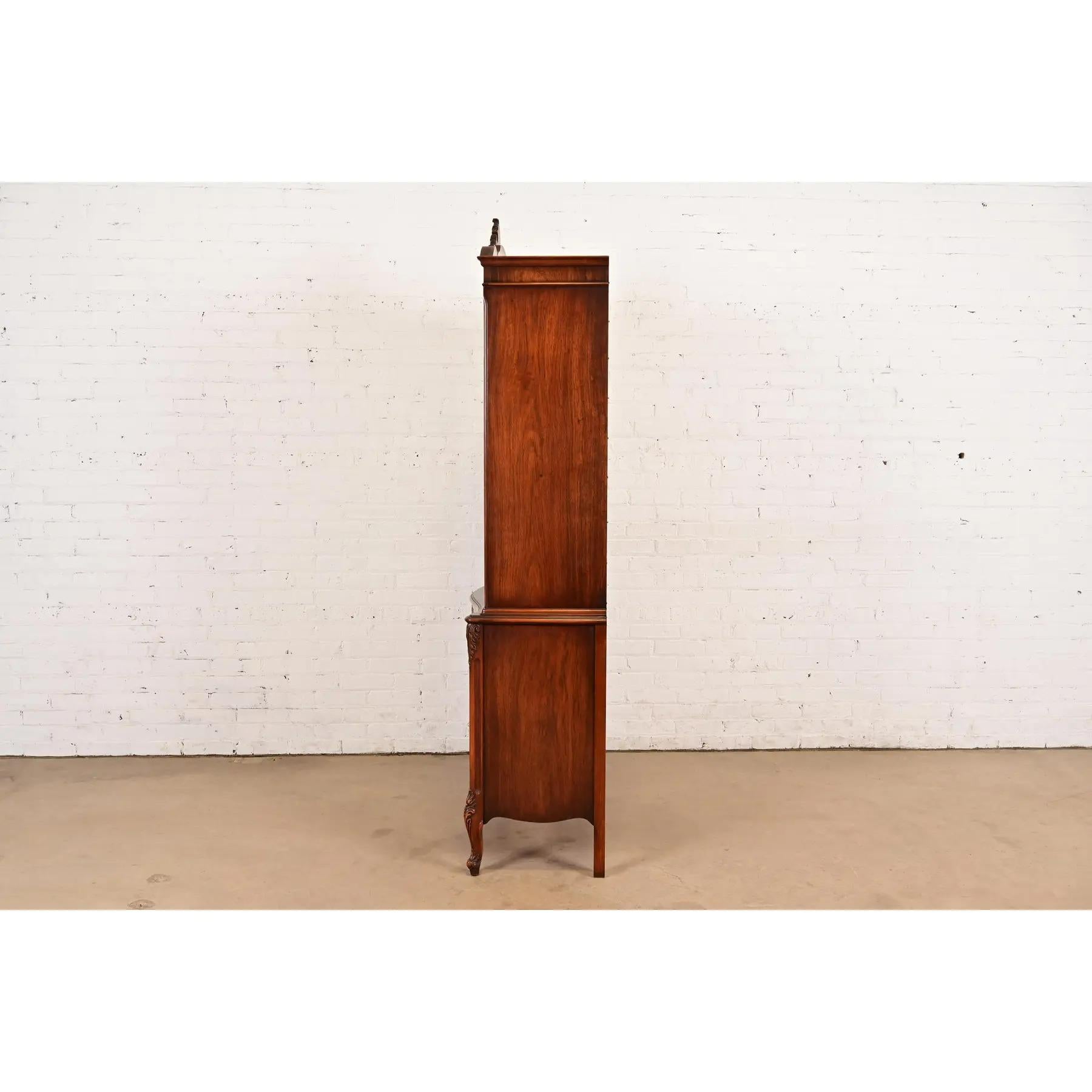 Romweber Französisch Provincial Louis XV geschnitzt Palisander Breakfront Bücherschrank Kabinett im Angebot 9