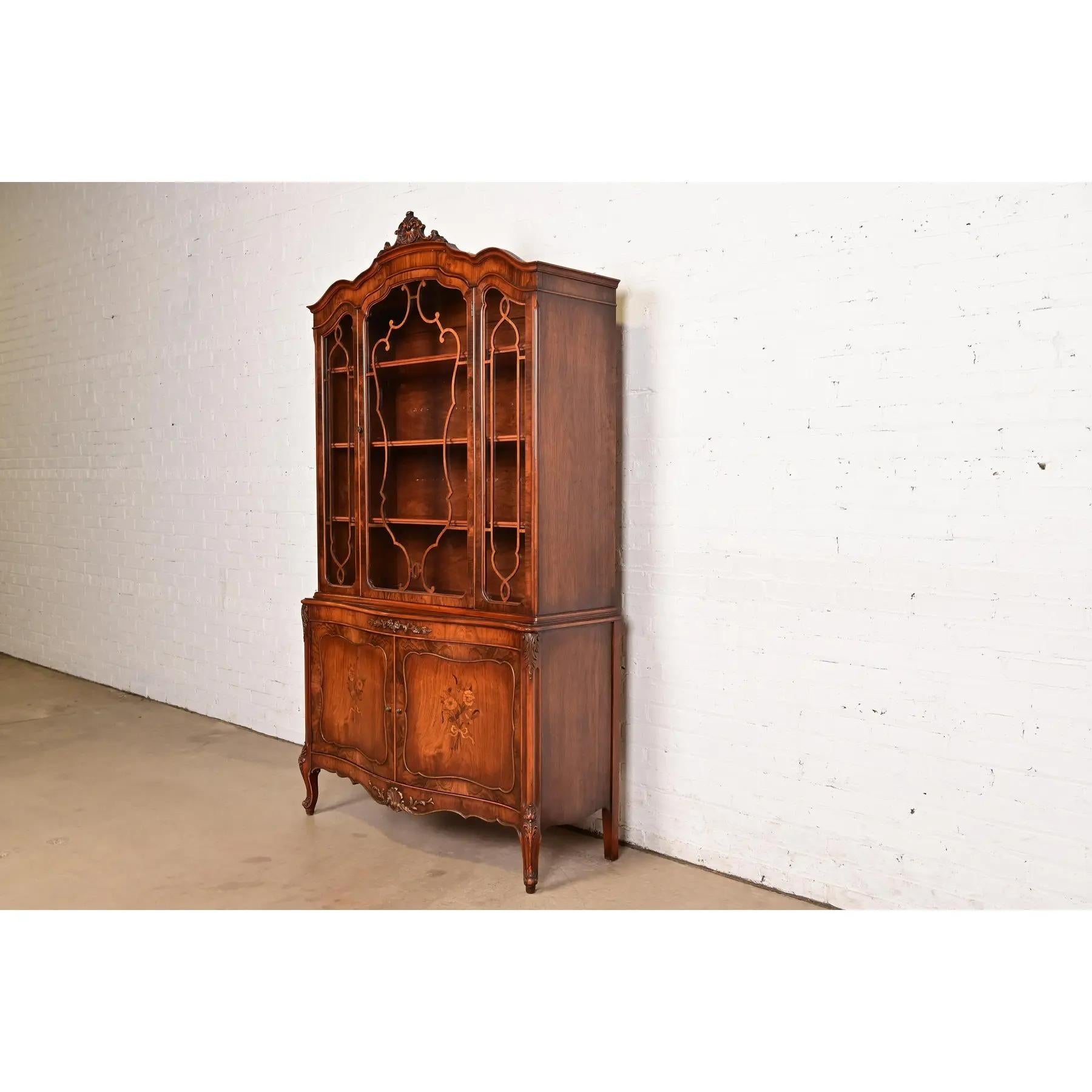 Romweber Französisch Provincial Louis XV geschnitzt Palisander Breakfront Bücherschrank Kabinett (amerikanisch) im Angebot