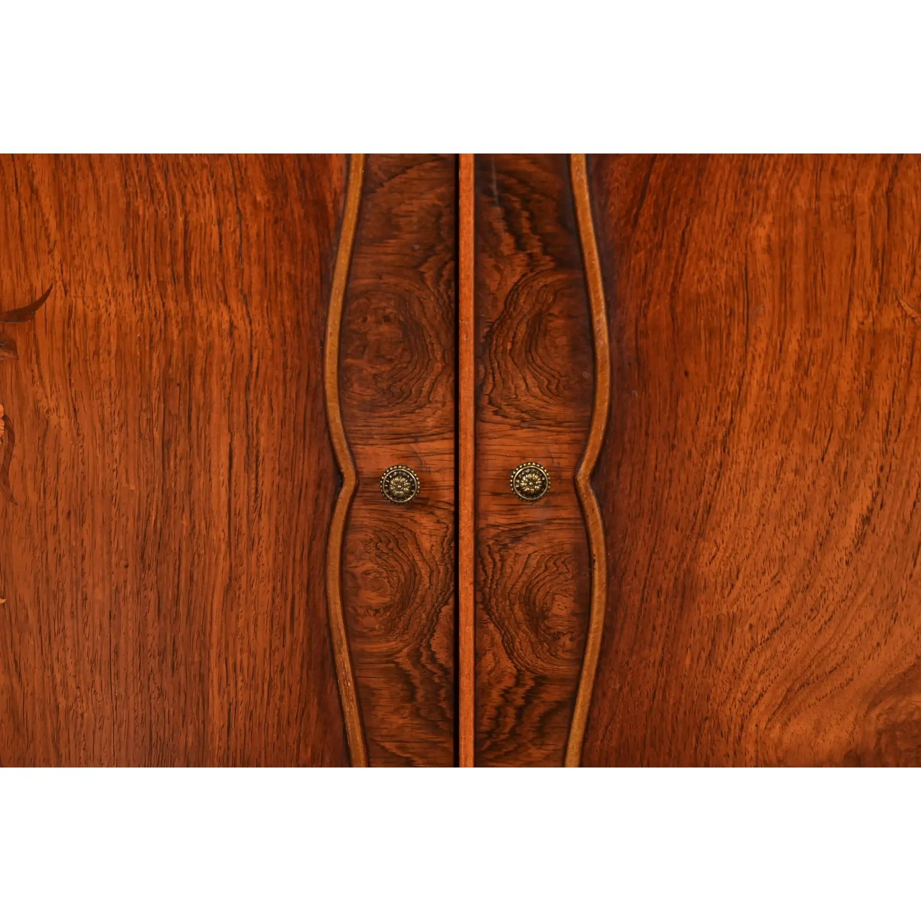 Romweber Französisch Provincial Louis XV geschnitzt Palisander Breakfront Bücherschrank Kabinett (Messing) im Angebot