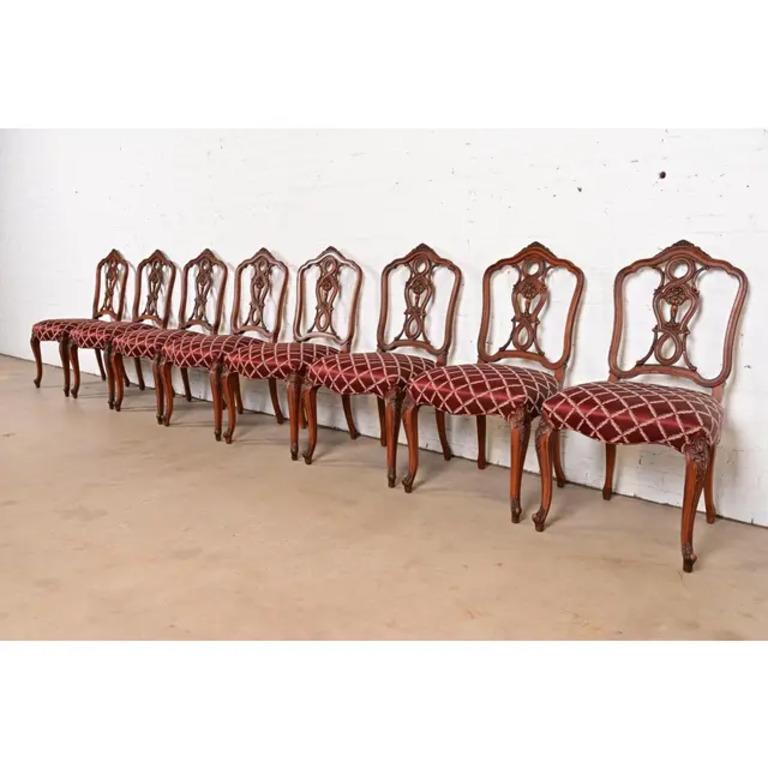 Uno splendido set di otto sedie da pranzo in stile provinciale francese Luigi XV

Da Romweber

USA, circa anni '20

Struttura in noce massiccio intagliato, con sedili imbottiti.

Misure: 21,75
