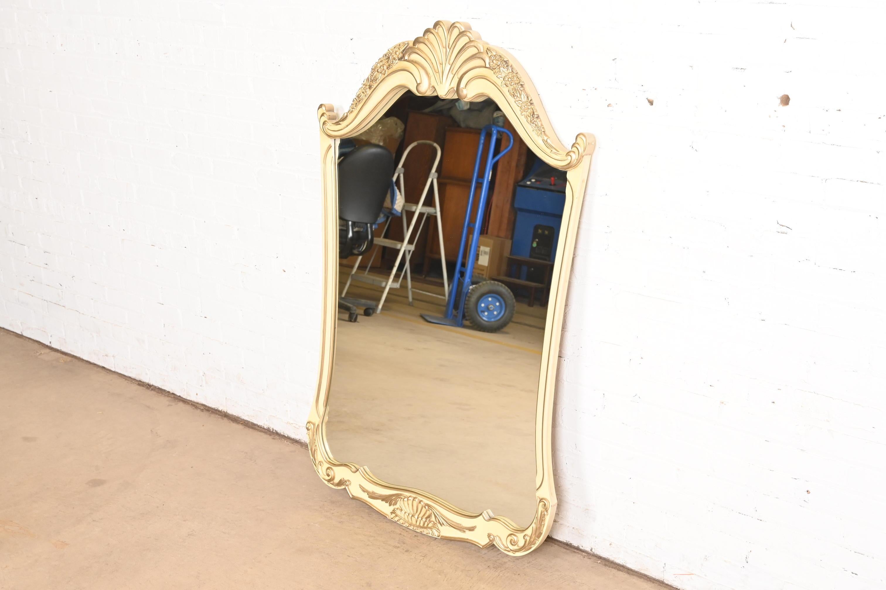 Romweber French Provincial Louis XV Creme Lackierter Wandspiegel, CIRCA 1960s (amerikanisch) im Angebot