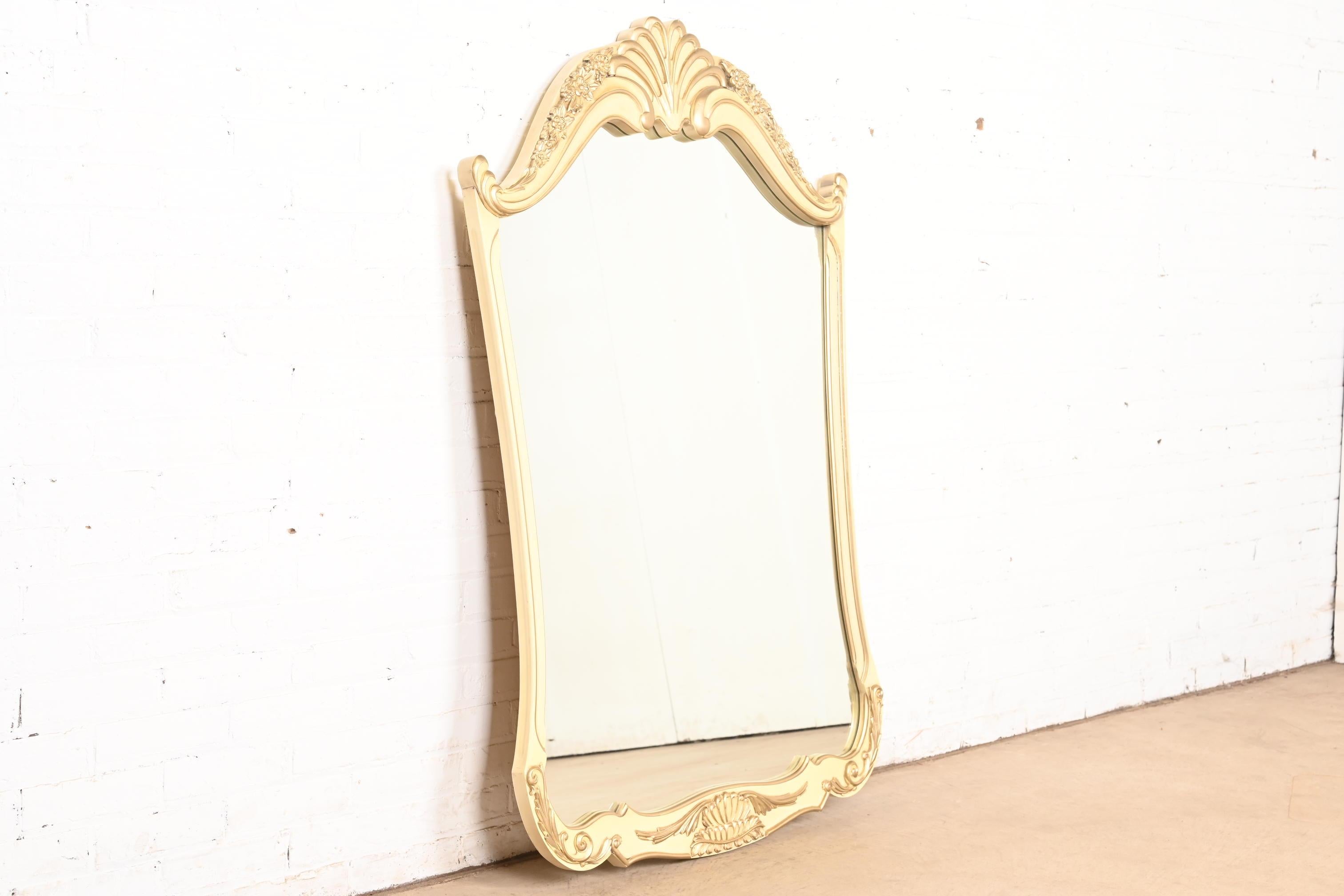 Romweber French Provincial Louis XV Creme Lackierter Wandspiegel, CIRCA 1960s im Zustand „Gut“ im Angebot in South Bend, IN