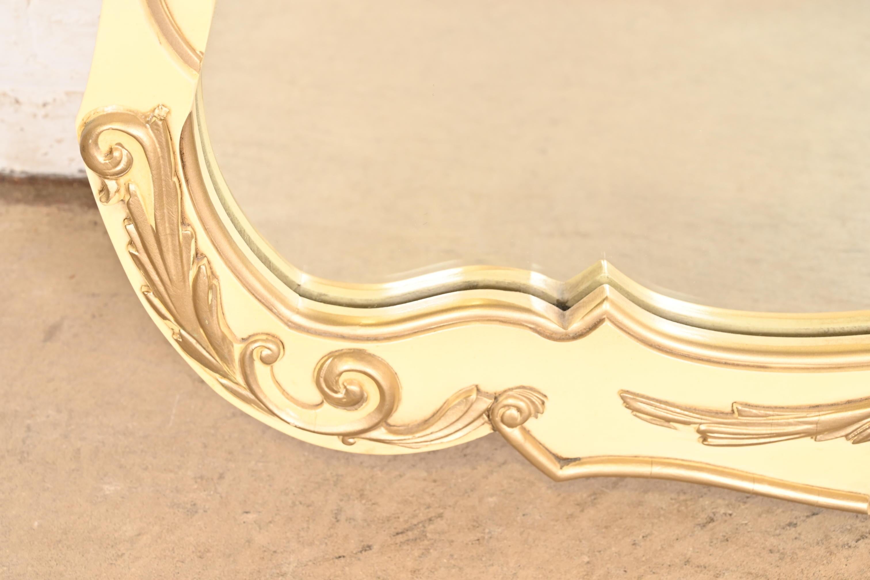 Romweber French Provincial Louis XV Creme Lackierter Wandspiegel, CIRCA 1960s (Spiegel) im Angebot