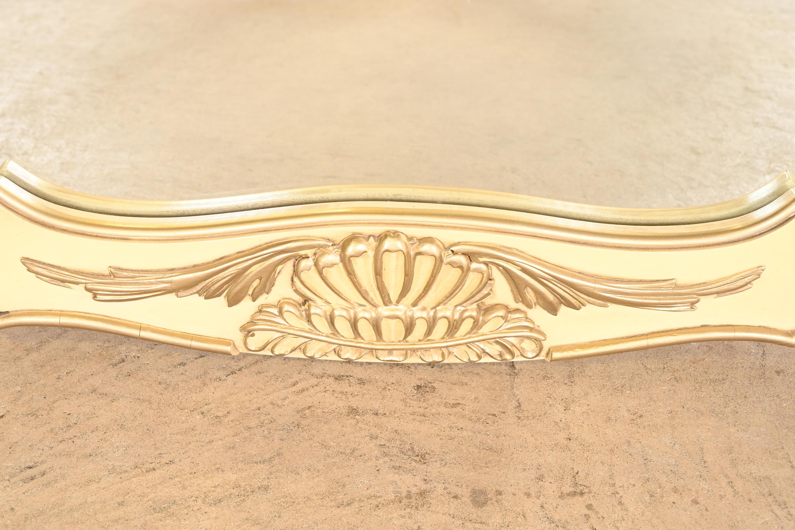 Romweber French Provincial Louis XV Creme Lackierter Wandspiegel, CIRCA 1960s im Angebot 1