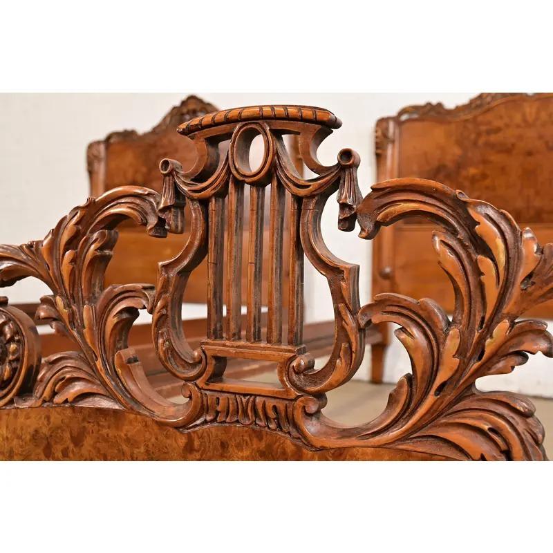 Romweber French Provincial Louis XV Ornate geschnitzt Burl Holz Twin Betten, Paar im Angebot 5