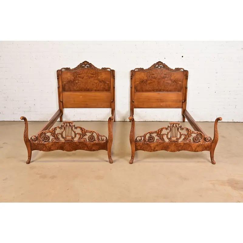Romweber French Provincial Louis XV Ornate geschnitzt Burl Holz Twin Betten, Paar (Louis XV.) im Angebot