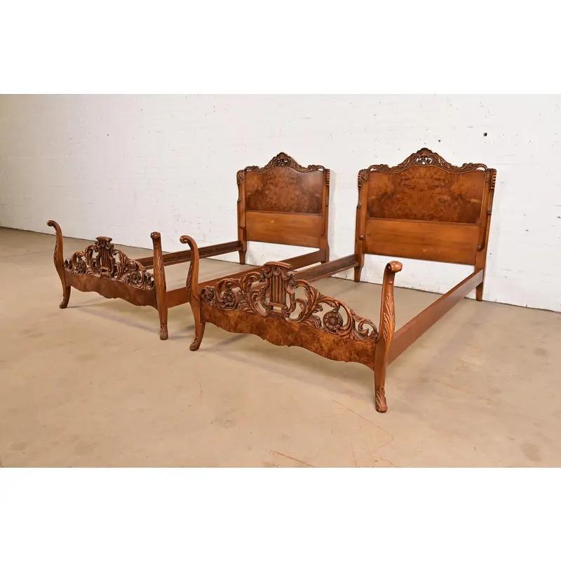 Romweber French Provincial Louis XV Ornate geschnitzt Burl Holz Twin Betten, Paar (amerikanisch) im Angebot