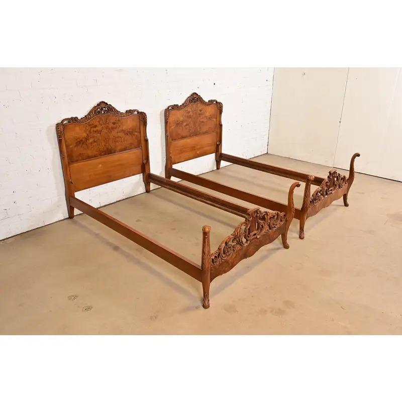 Romweber French Provincial Louis XV Ornate geschnitzt Burl Holz Twin Betten, Paar im Zustand „Gut“ im Angebot in South Bend, IN