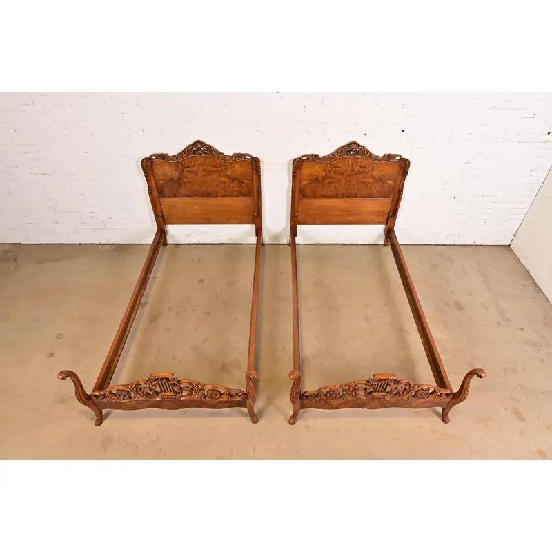 Romweber French Provincial Louis XV Ornate geschnitzt Burl Holz Twin Betten, Paar (Frühes 20. Jahrhundert) im Angebot