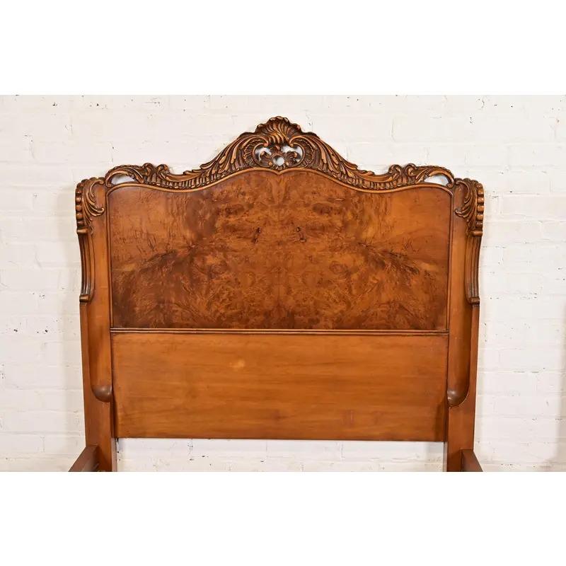 Romweber French Provincial Louis XV Ornate geschnitzt Burl Holz Twin Betten, Paar (Seidenholz) im Angebot