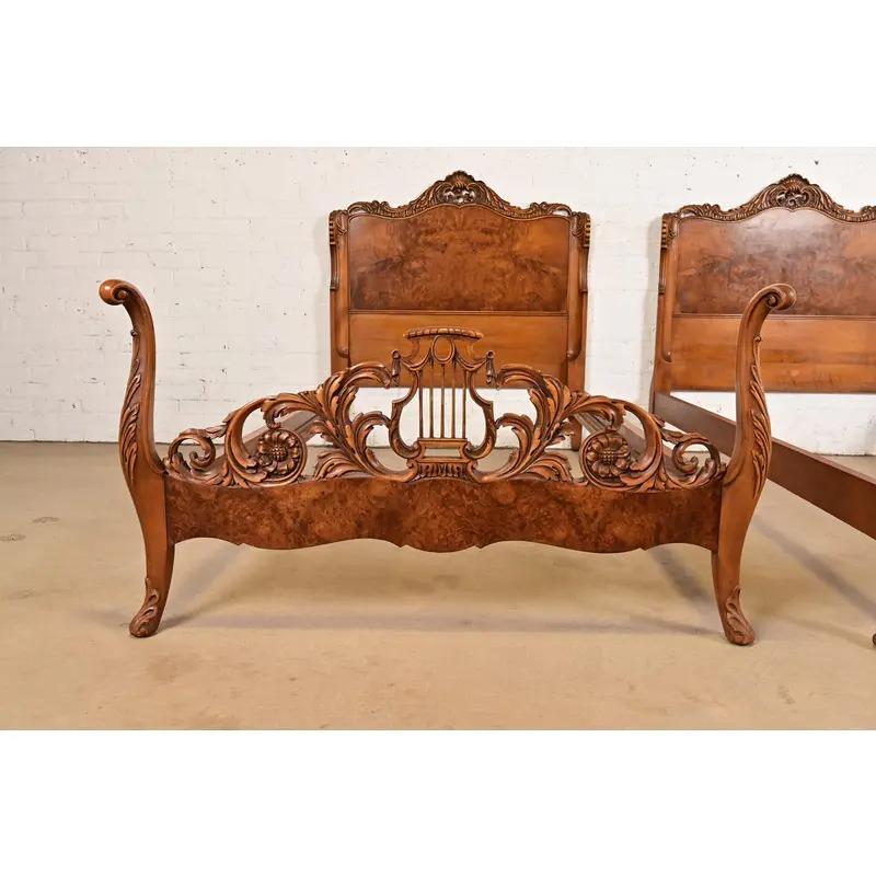 Romweber French Provincial Louis XV Ornate geschnitzt Burl Holz Twin Betten, Paar im Angebot 1