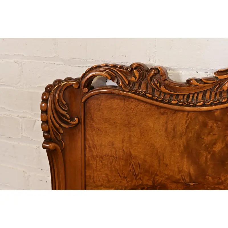 Romweber French Provincial Louis XV Ornate geschnitzt Burl Holz Twin Betten, Paar im Angebot 2