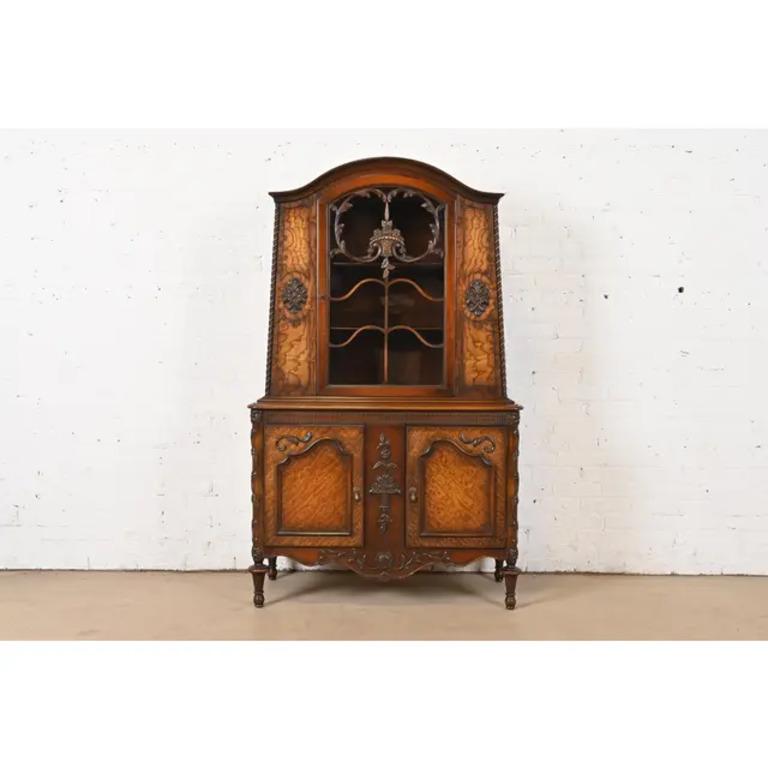 Uno splendido mobile libreria o mobile da pranzo in stile Luigi XVI della Reggenza francese.

Da Romweber

USA, circa anni '20

Cassa in noce, con un bel frontale in noce sbavato, ante in vetro bifore e ferramenta originale in ottone. L'armadio si