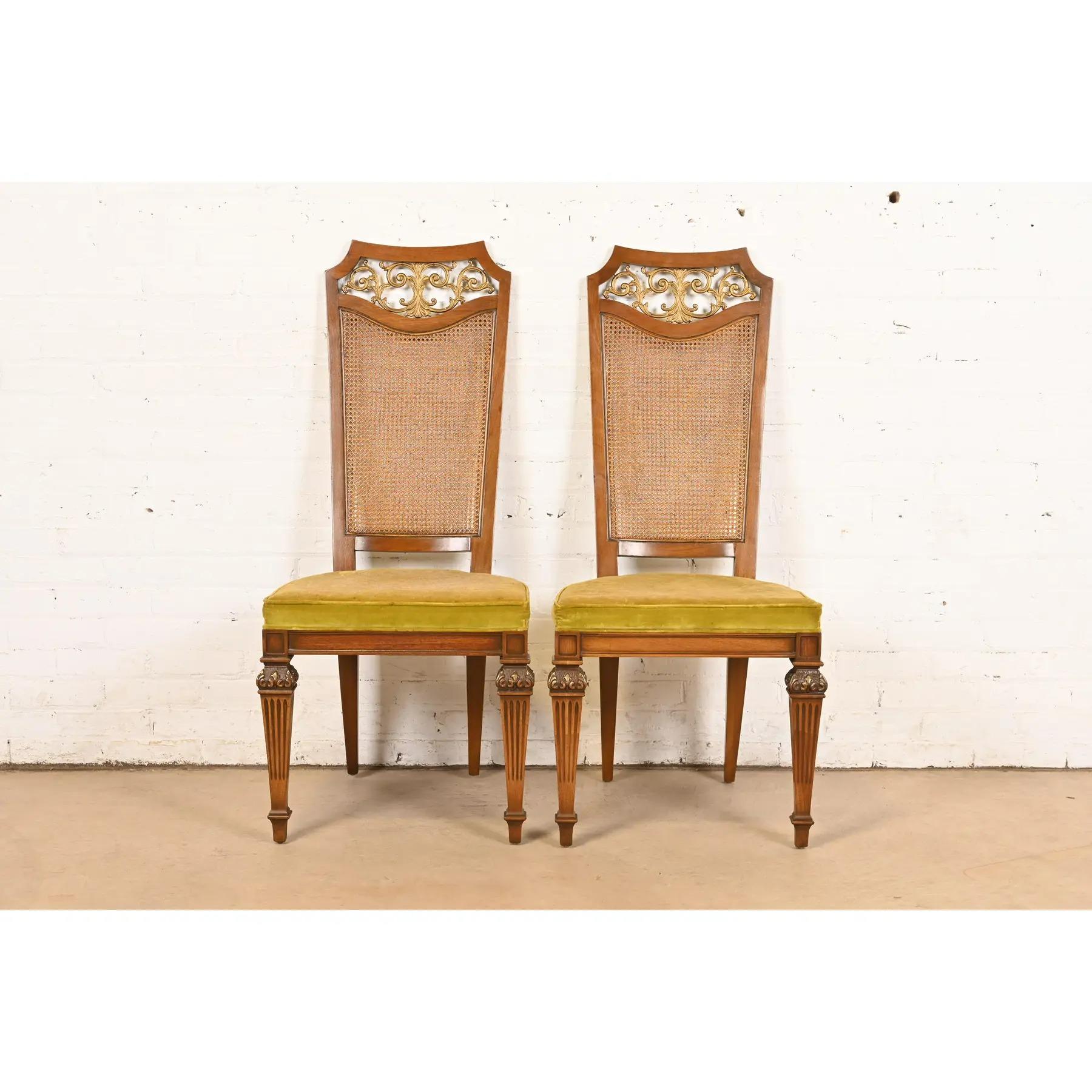 Una splendida coppia di poltrone o sedie da pranzo in stile Regency francese Luigi XVI

Da Romweber

USA, metà del XX secolo

Struttura in noce massiccio intagliato, con schienali a canne, dettagli in ottone incastonati e sedute imbottite in
