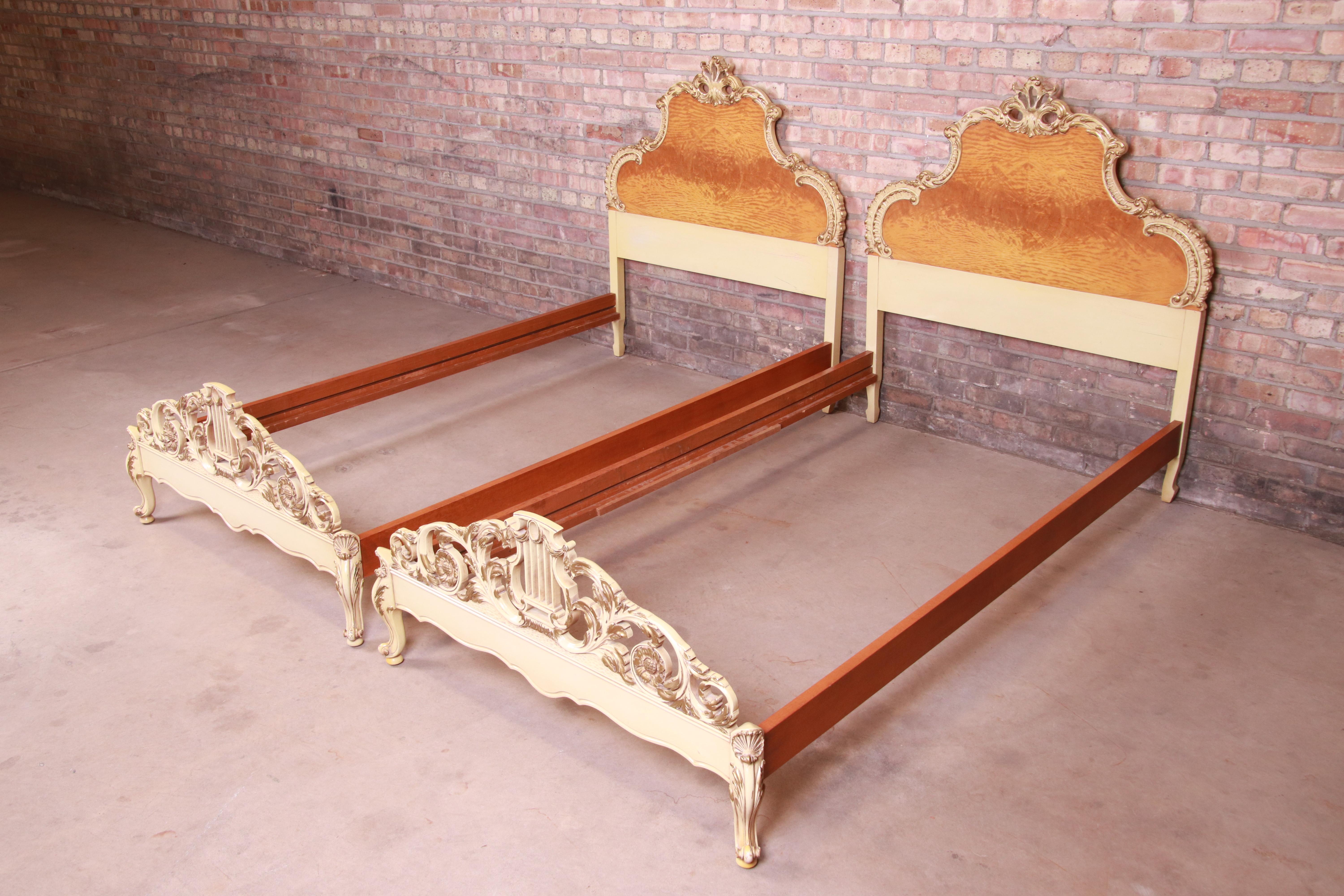 Rococo Romweber paire de lits jumeaux rococo français Louis XV en bois de ronce et partiellement peints en vente