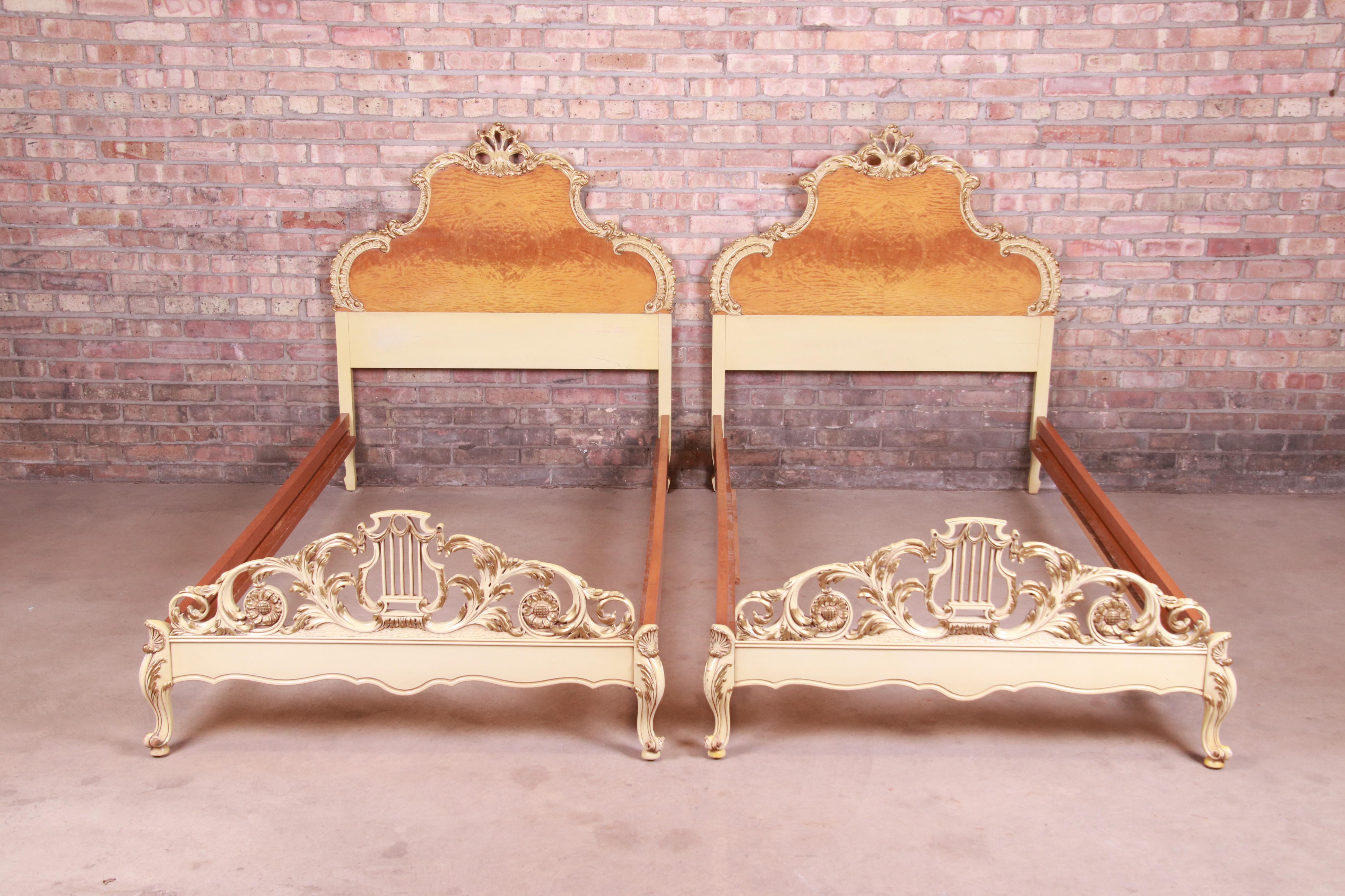 Américain Romweber paire de lits jumeaux rococo français Louis XV en bois de ronce et partiellement peints en vente