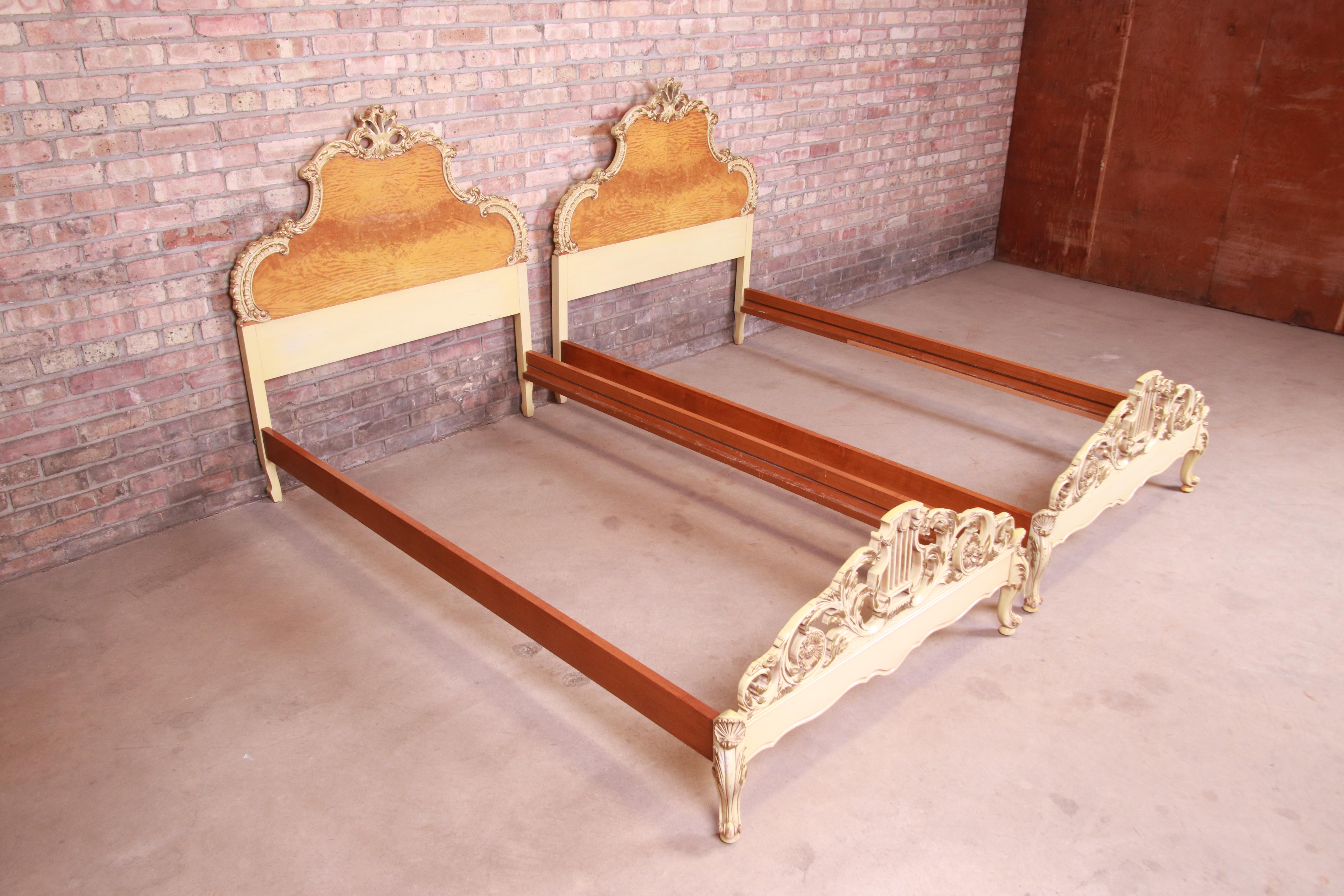Romweber paire de lits jumeaux rococo français Louis XV en bois de ronce et partiellement peints Bon état - En vente à South Bend, IN