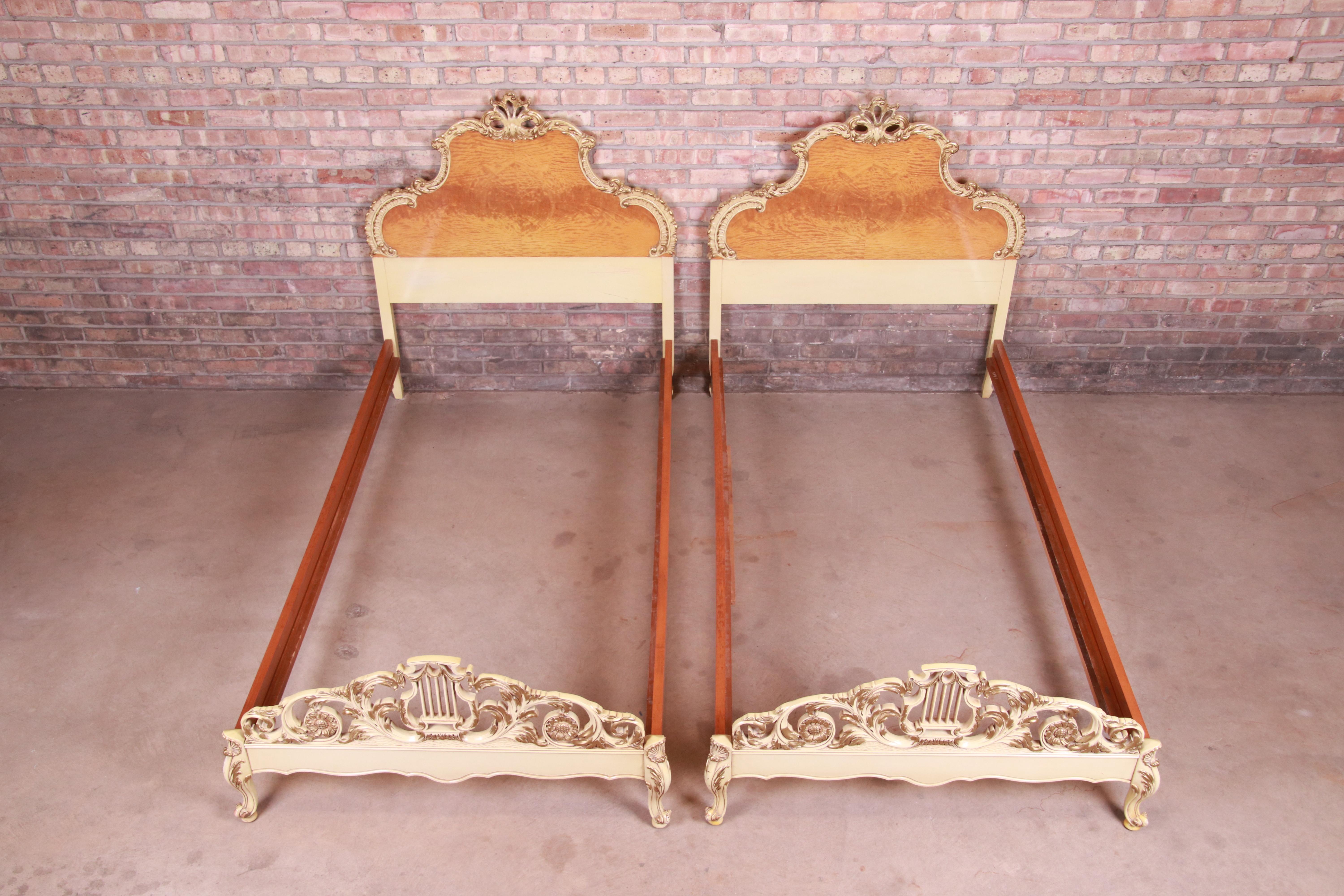 Broussin Romweber paire de lits jumeaux rococo français Louis XV en bois de ronce et partiellement peints en vente