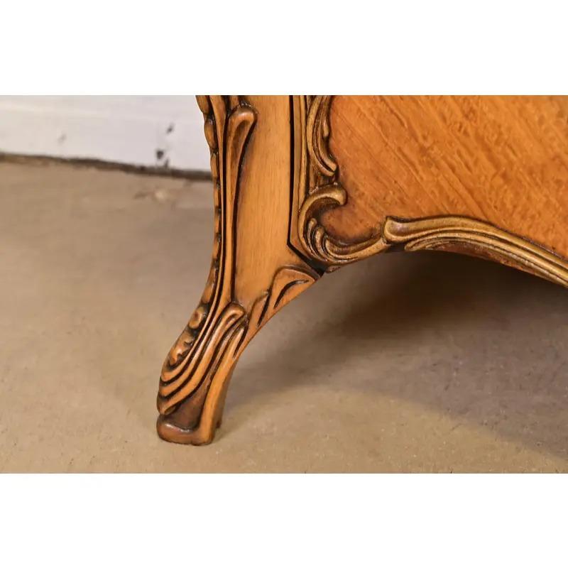 Cómoda larga o Credenza Romweber French Rococo Luis XV de madera satinada tallada en venta 4