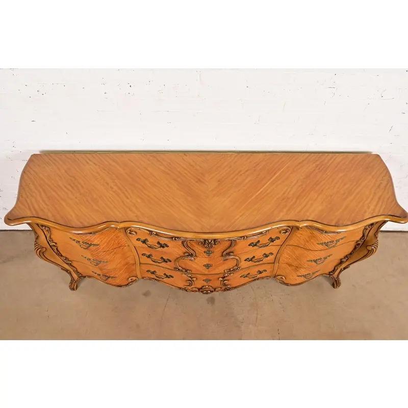 Cómoda larga o Credenza Romweber French Rococo Luis XV de madera satinada tallada en venta 5