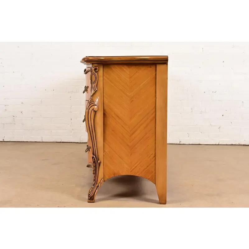 Cómoda larga o Credenza Romweber French Rococo Luis XV de madera satinada tallada en venta 6