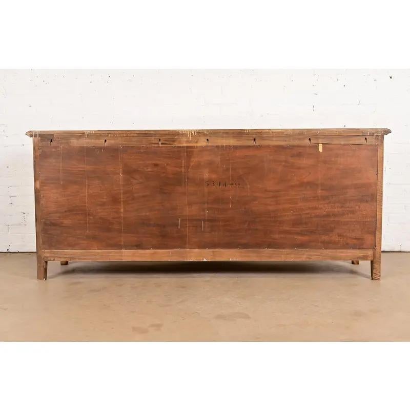 Cómoda larga o Credenza Romweber French Rococo Luis XV de madera satinada tallada en venta 7