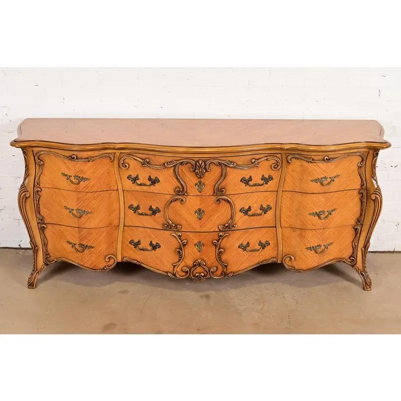 Cómoda larga o Credenza Romweber French Rococo Luis XV de madera satinada tallada Estadounidense en venta