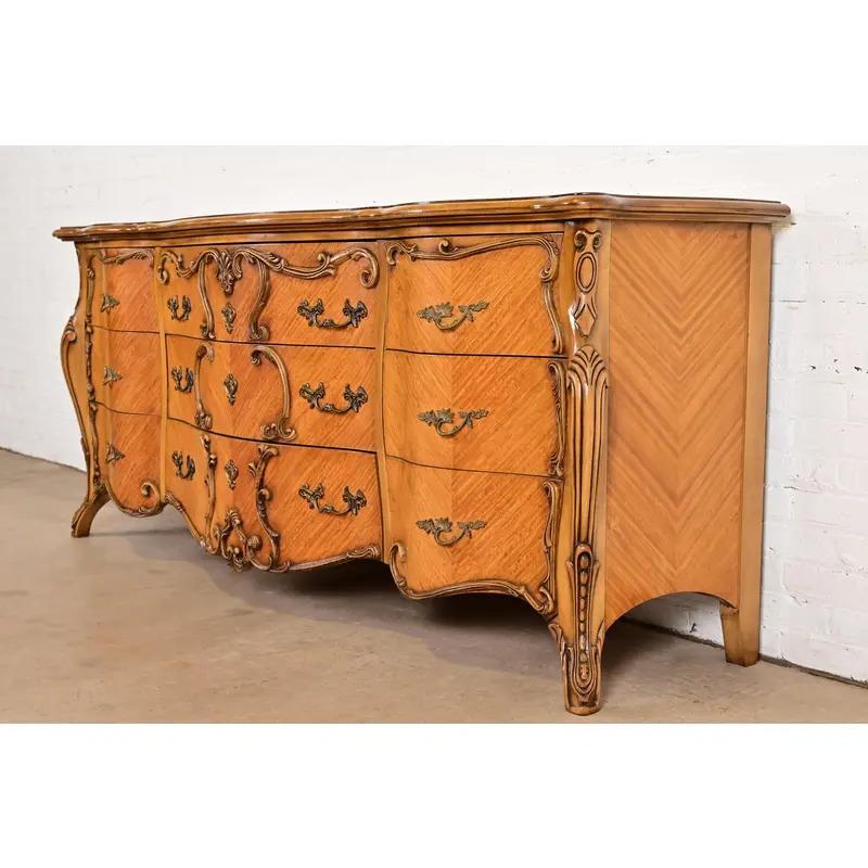 Cómoda larga o Credenza Romweber French Rococo Luis XV de madera satinada tallada en Bueno estado para la venta en South Bend, IN