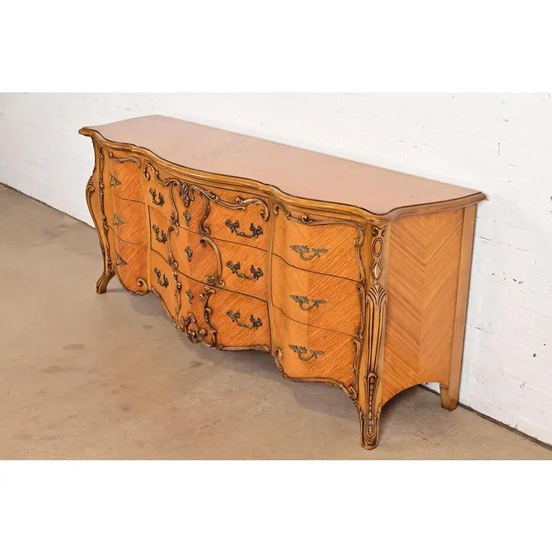 Cómoda larga o Credenza Romweber French Rococo Luis XV de madera satinada tallada siglo XX en venta