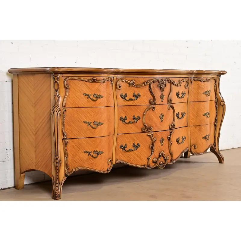 Cómoda larga o Credenza Romweber French Rococo Luis XV de madera satinada tallada Latón en venta