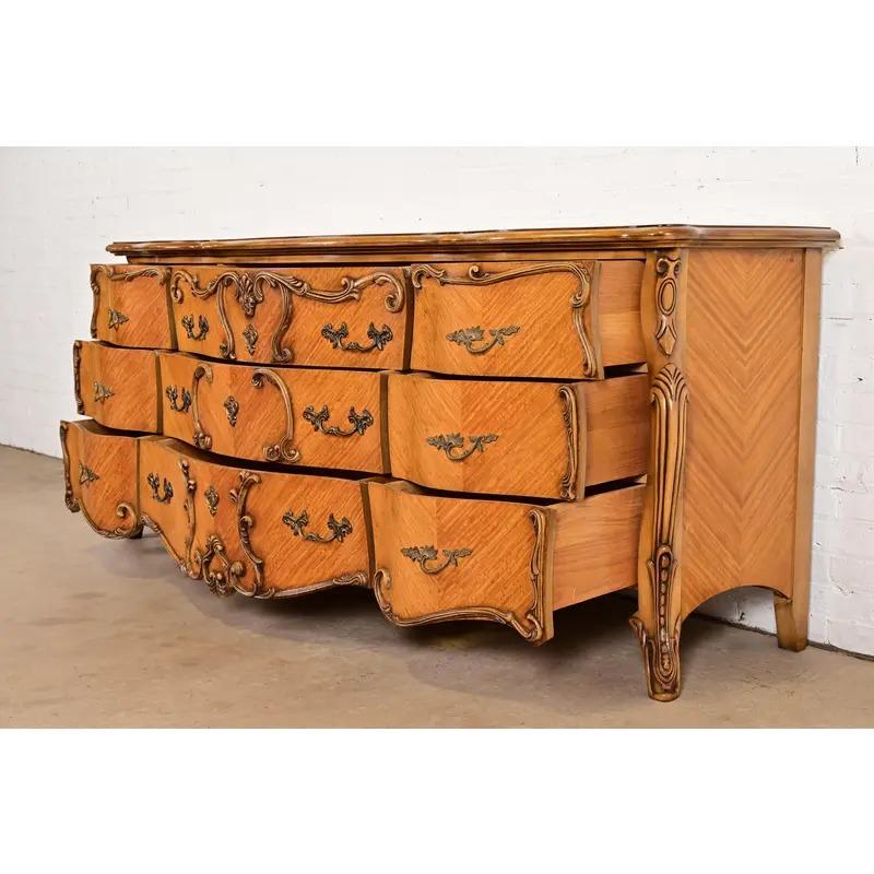 Cómoda larga o Credenza Romweber French Rococo Luis XV de madera satinada tallada en venta 1