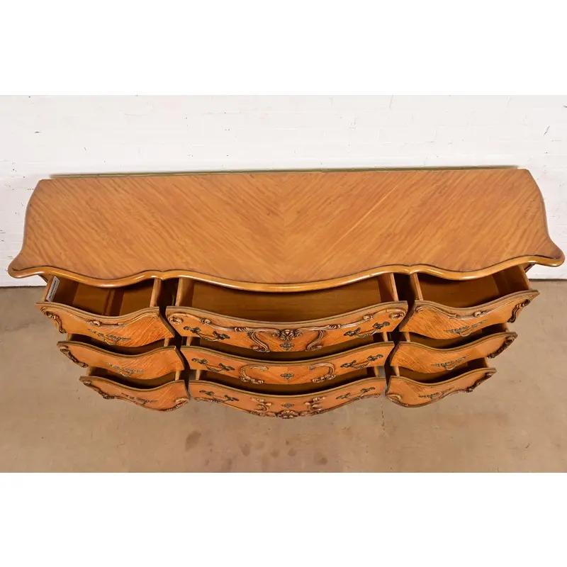 Cómoda larga o Credenza Romweber French Rococo Luis XV de madera satinada tallada en venta 2