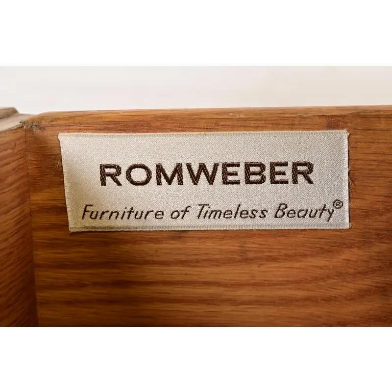 Cómoda larga o Credenza Romweber French Rococo Luis XV de madera satinada tallada en venta 3