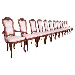 Romweber Französische Rokoko-Esszimmerstühle aus geschnitztem Nussbaumholz, Set von zwölf Stühlen
