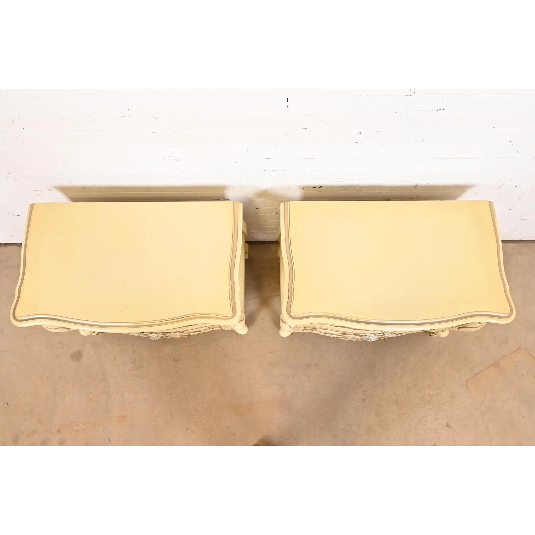 Tables de nuit rocococo françaises Louis XV laquées crème, vers les années 1960 en vente 3
