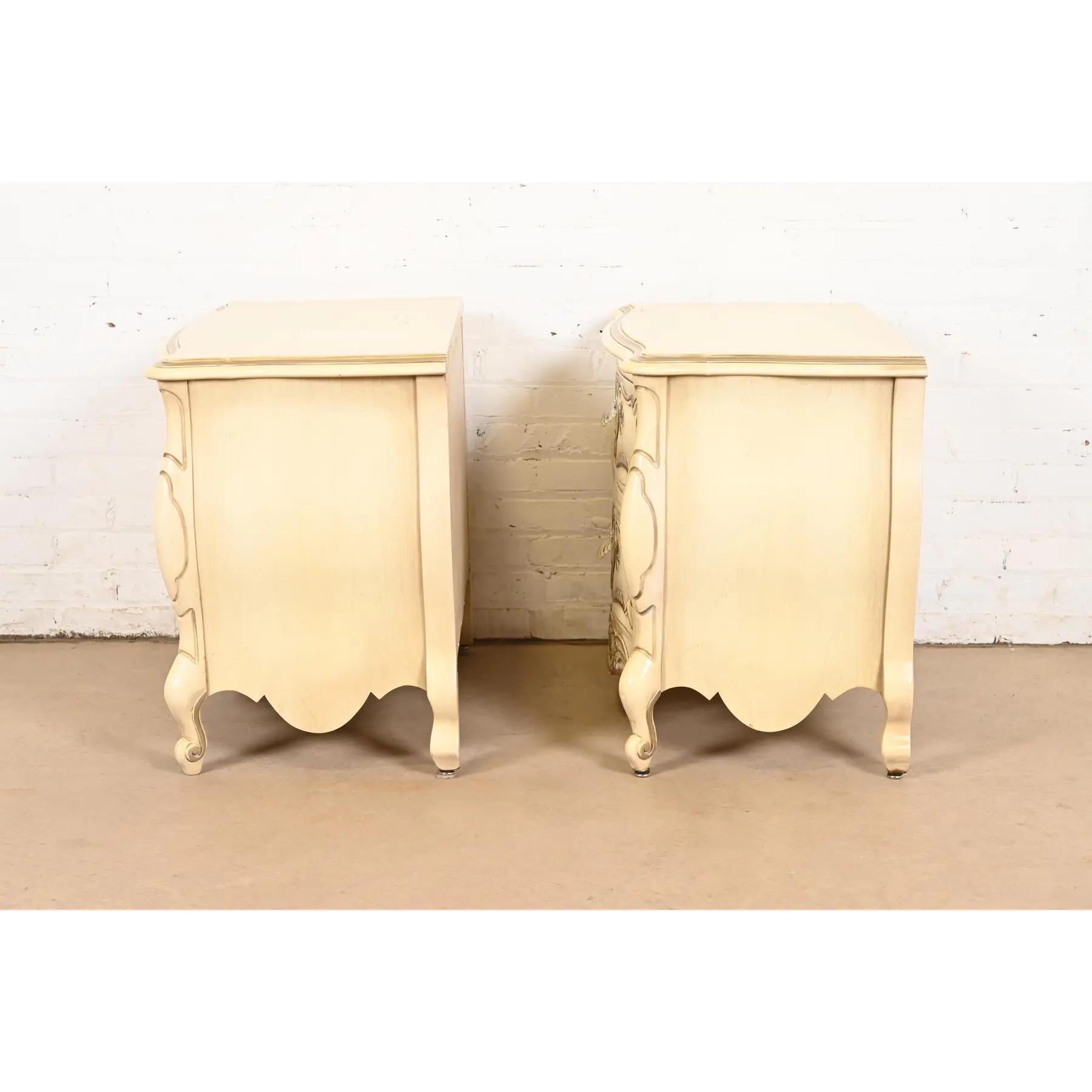 Tables de nuit rocococo françaises Louis XV laquées crème, vers les années 1960 en vente 4