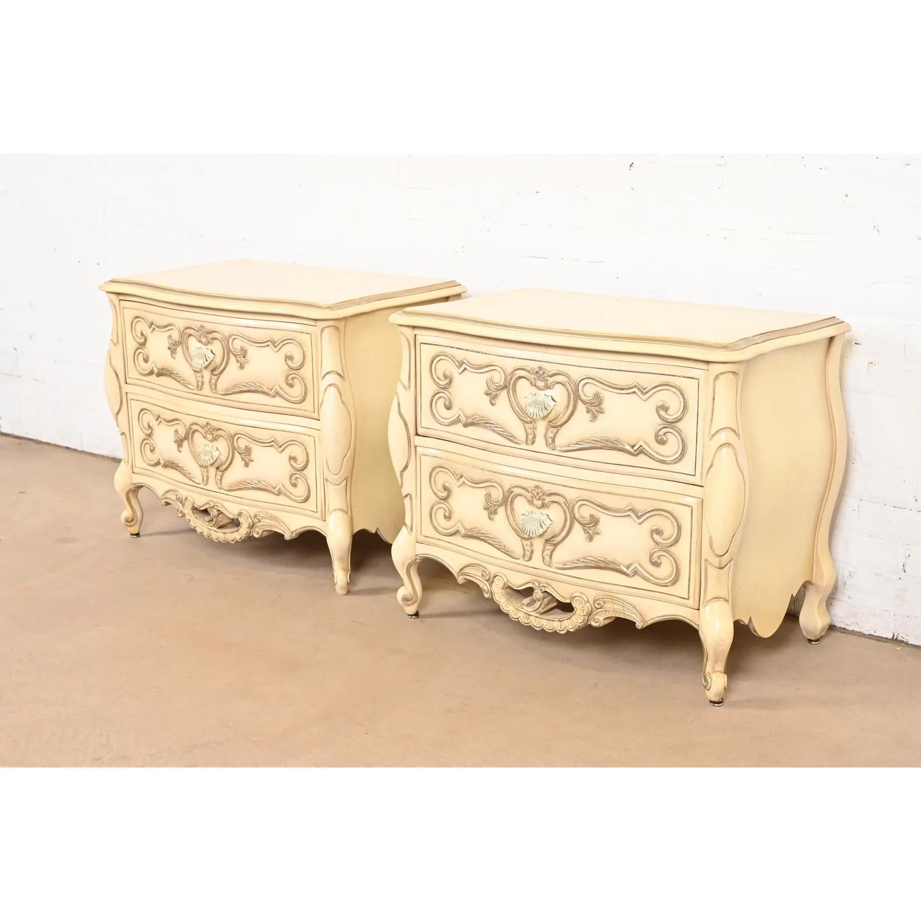Une magnifique paire de tables de nuit de style Louis XV, provincial français ou rococo.

Par Romweber

USA, Circa 1960

Noyer laqué crème sculpté, avec garnitures dorées et quincaillerie en laiton d'origine.

Chacune mesure : 29,75 