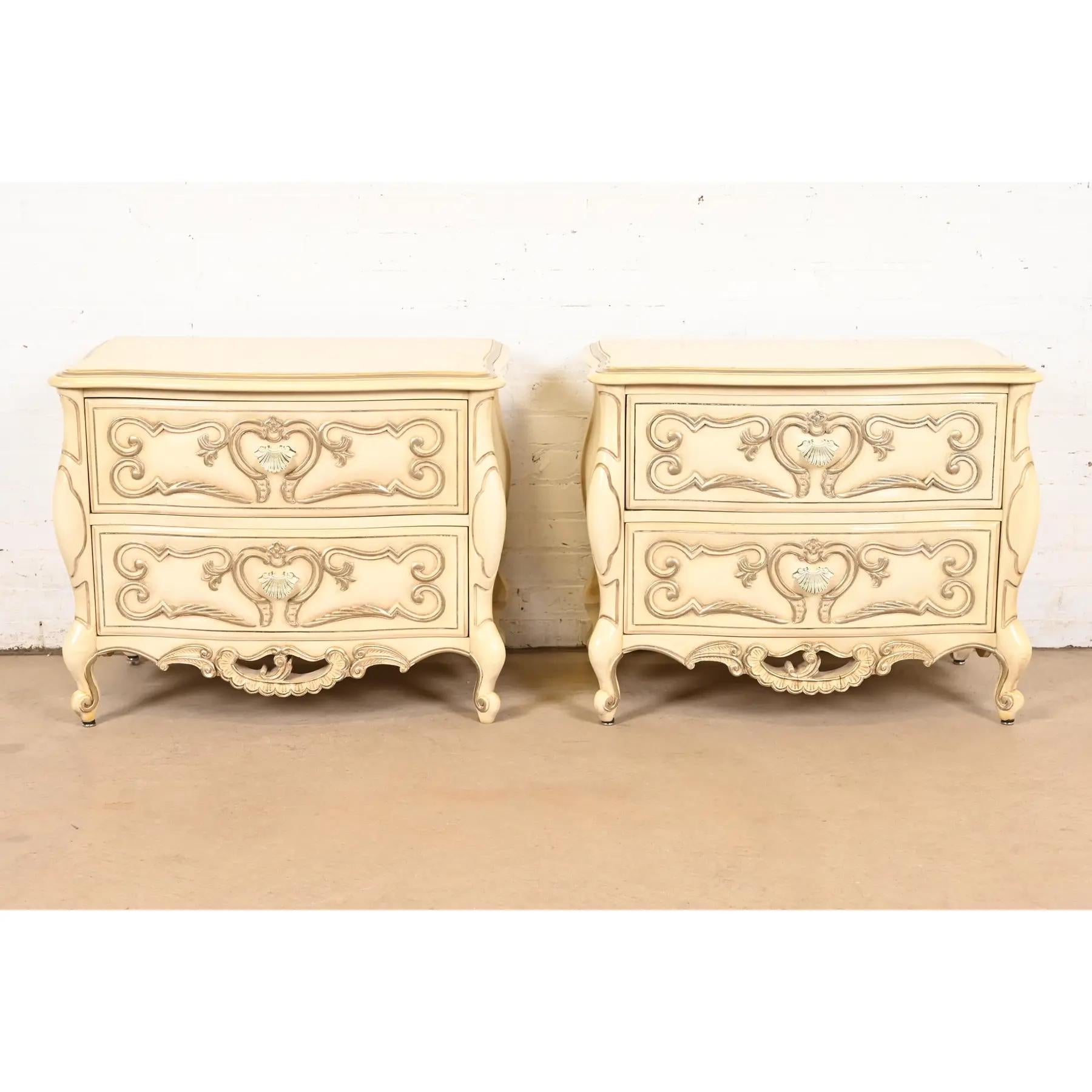 Provincial français Tables de nuit rocococo françaises Louis XV laquées crème, vers les années 1960 en vente
