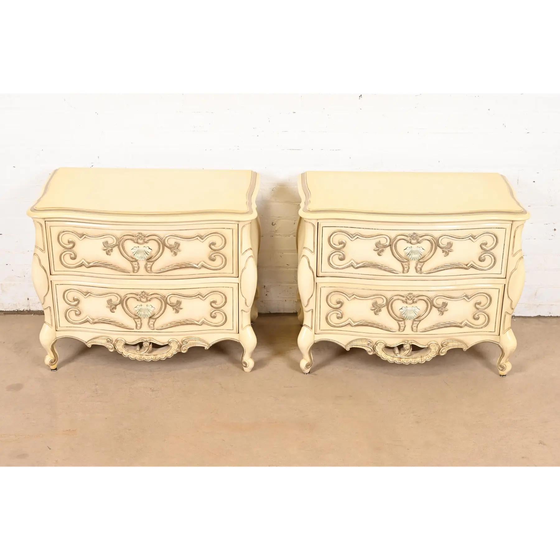 Américain Tables de nuit rocococo françaises Louis XV laquées crème, vers les années 1960 en vente