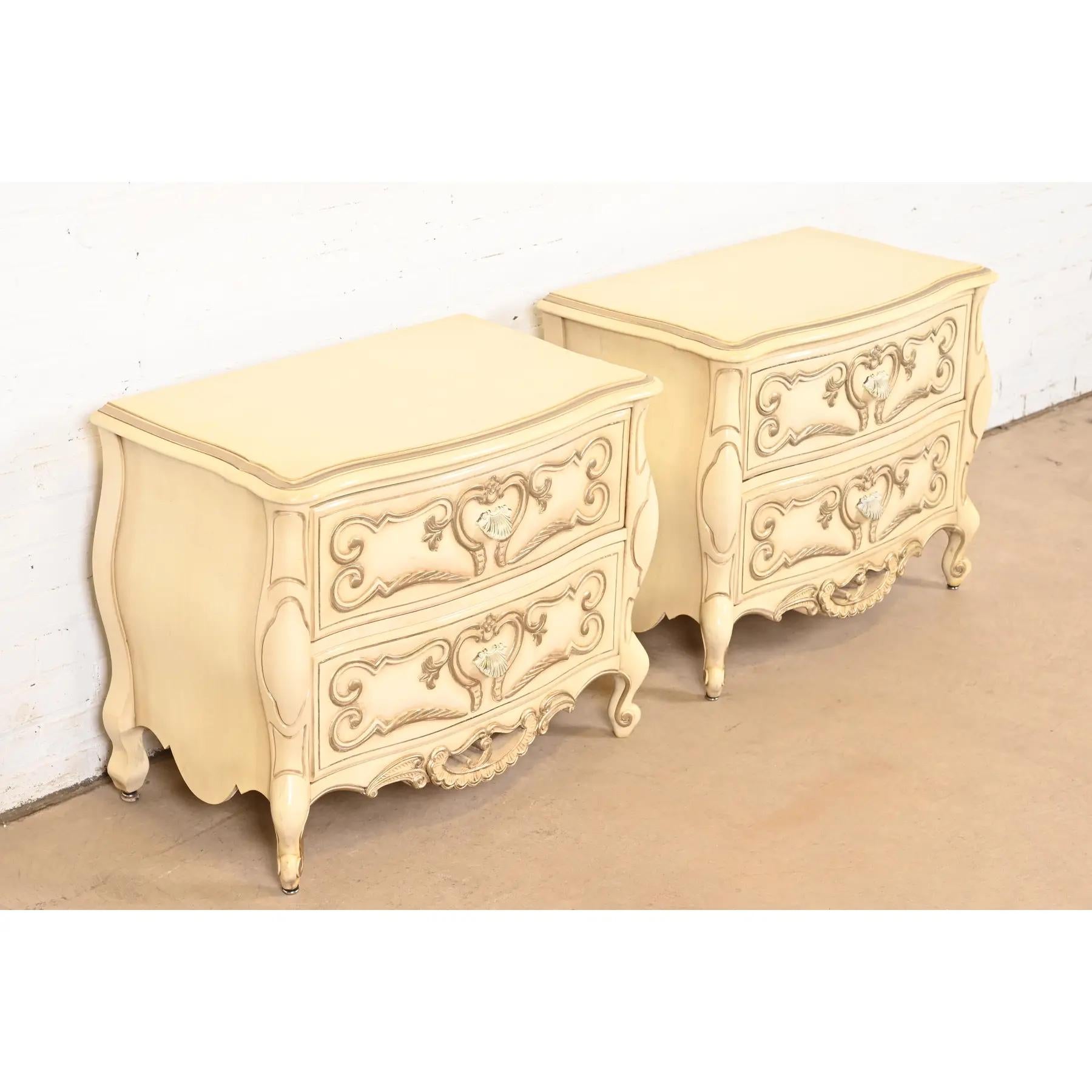 Tables de nuit rocococo françaises Louis XV laquées crème, vers les années 1960 Bon état - En vente à South Bend, IN