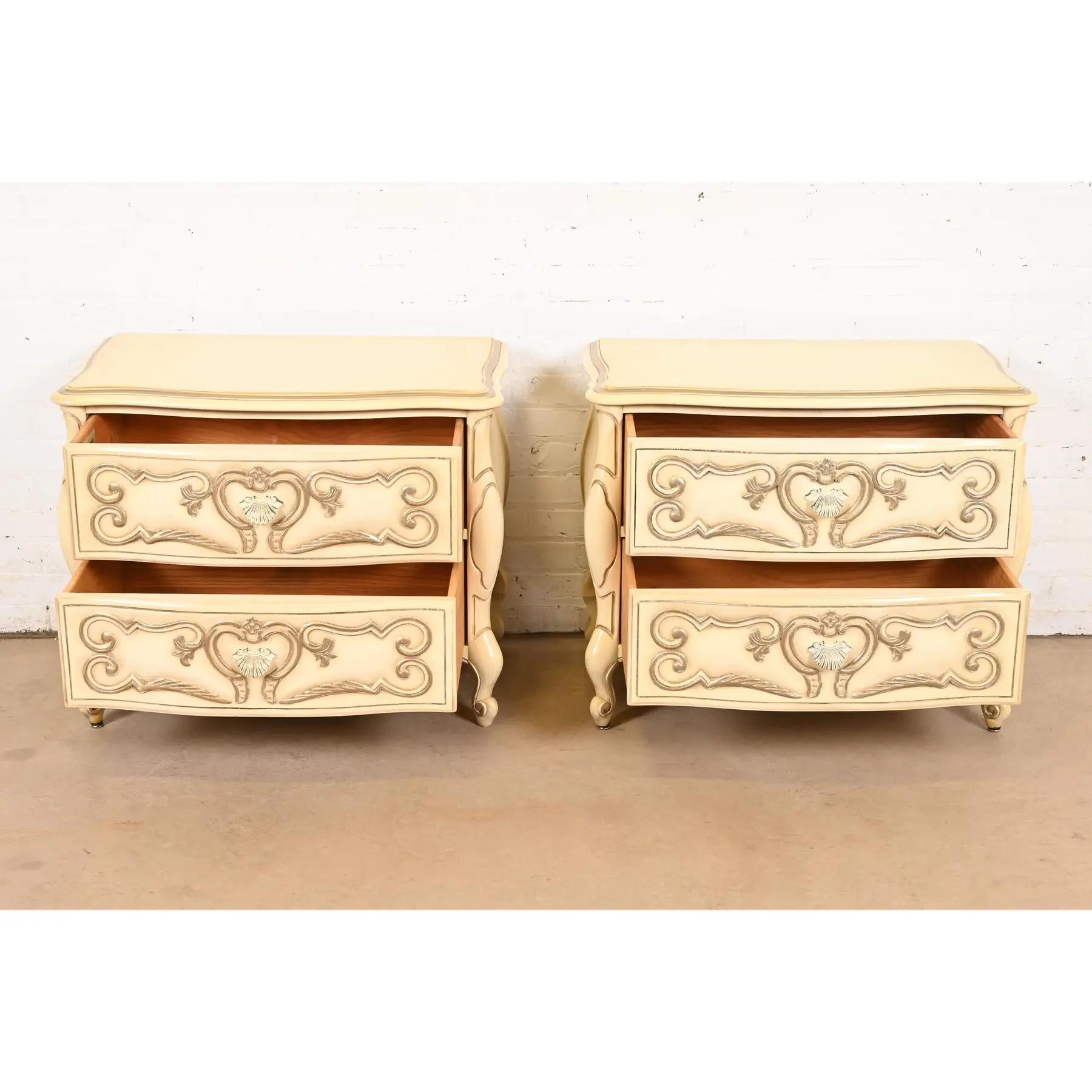 Milieu du XXe siècle Tables de nuit rocococo françaises Louis XV laquées crème, vers les années 1960 en vente