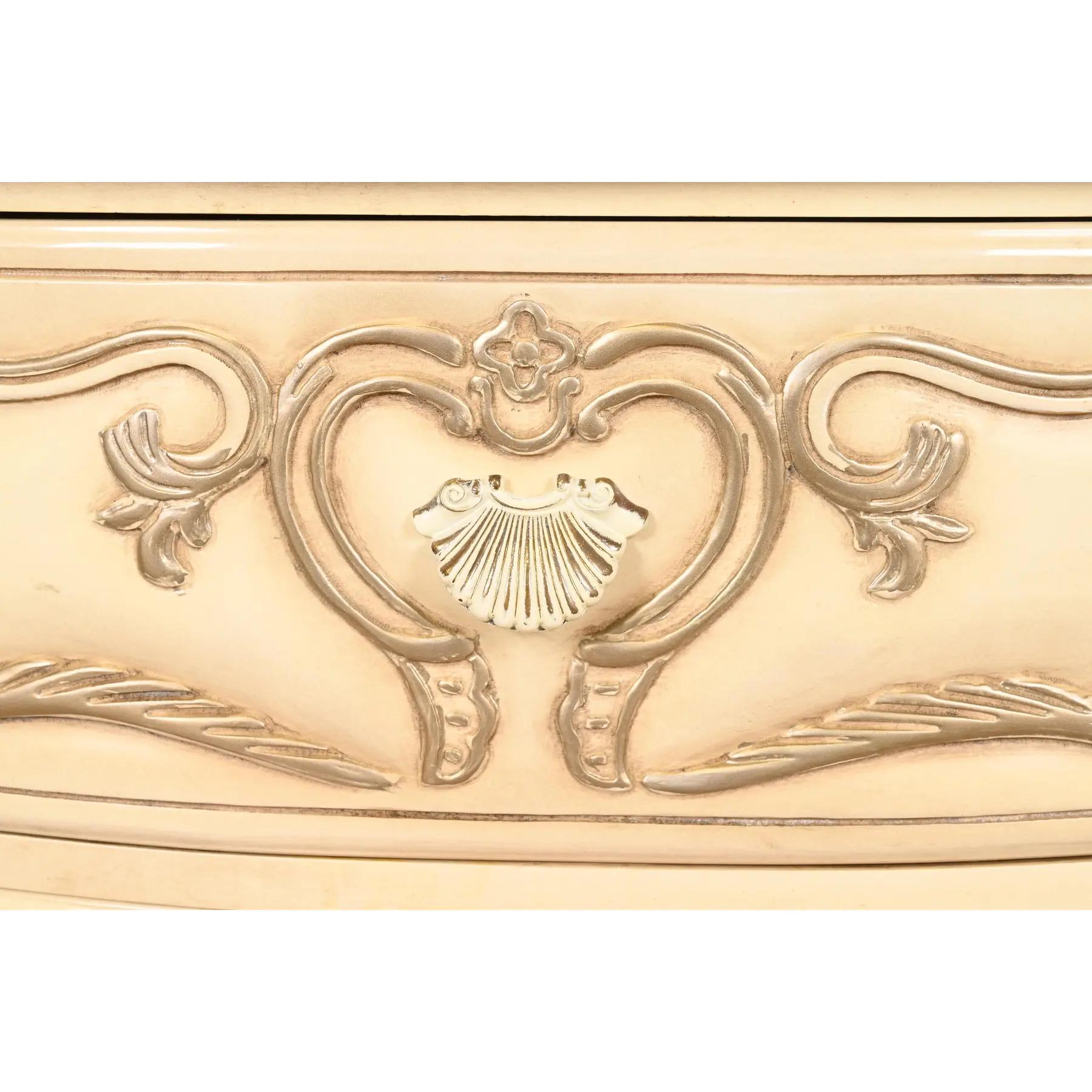 Laiton Tables de nuit rocococo françaises Louis XV laquées crème, vers les années 1960 en vente