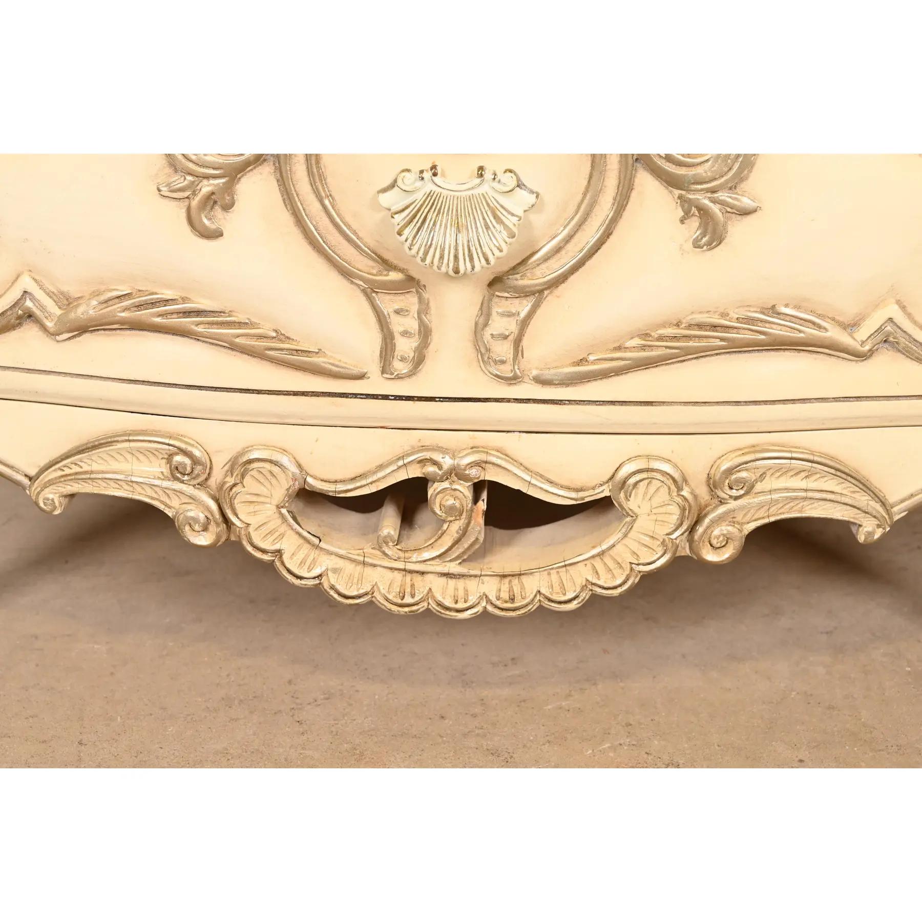 Tables de nuit rocococo françaises Louis XV laquées crème, vers les années 1960 en vente 2