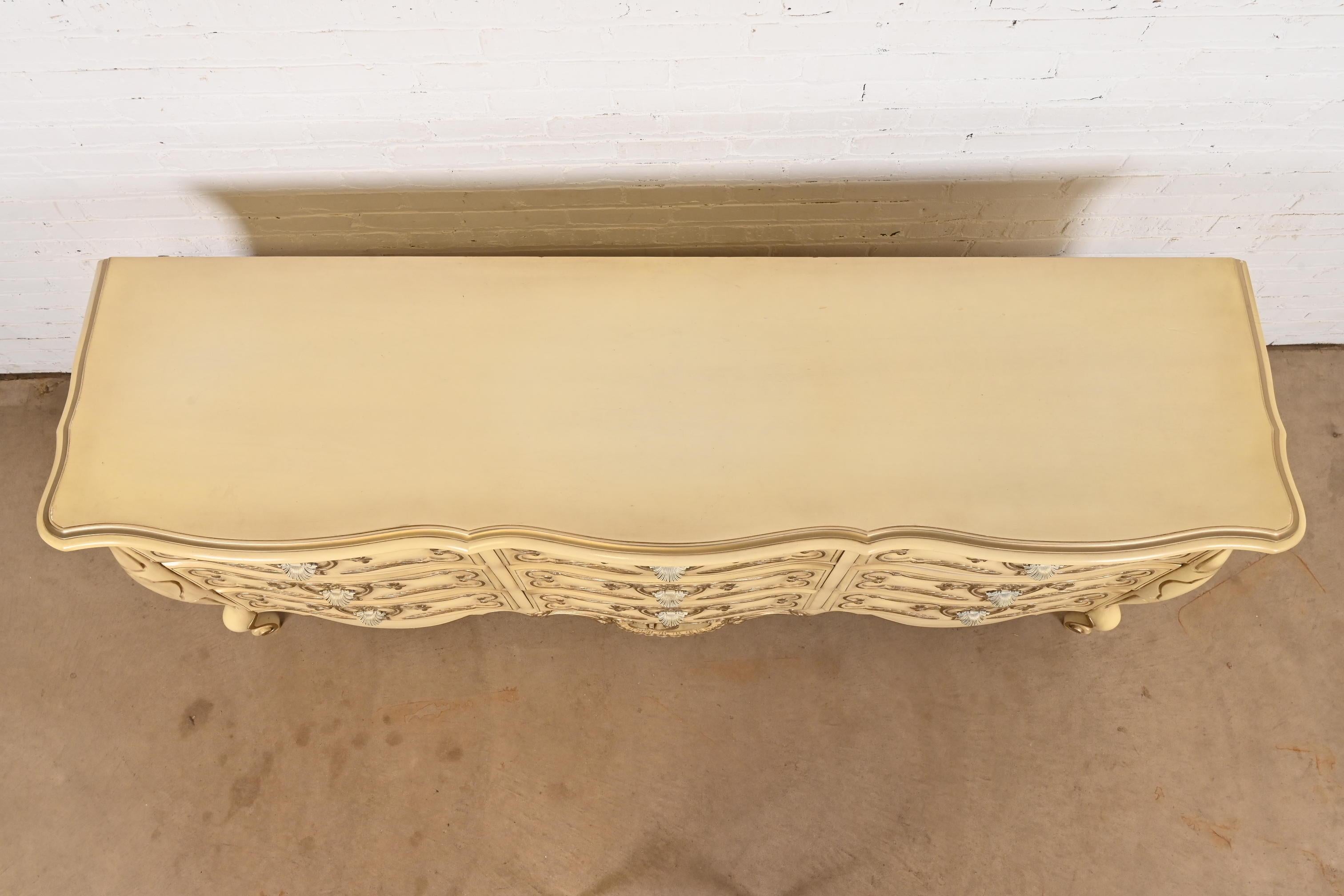 Comò a nove cassetti laccato crema Romweber French Rococo Louis XV, CIRCA 1960 in vendita 3