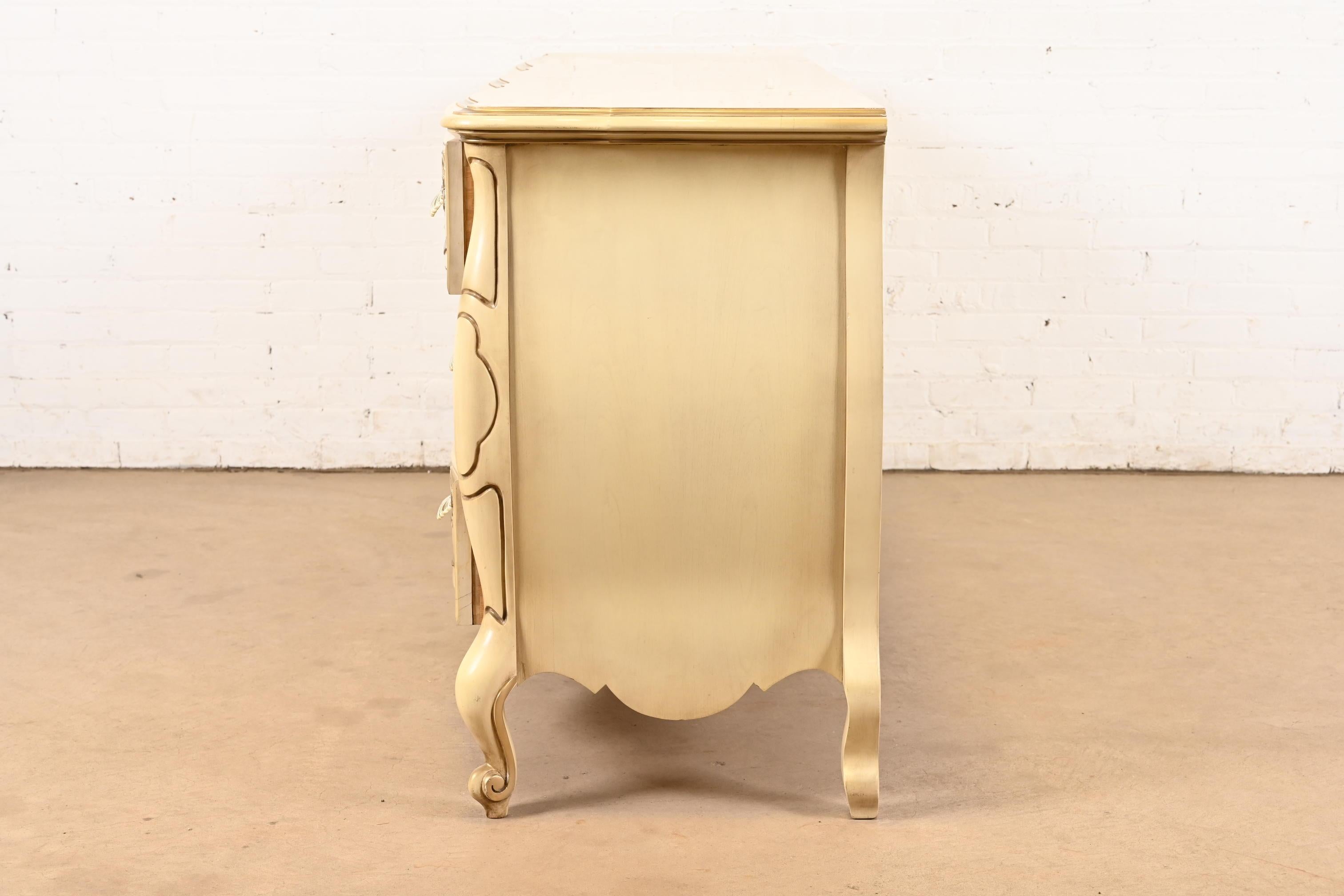 Comò a nove cassetti laccato crema Romweber French Rococo Louis XV, CIRCA 1960 in vendita 4